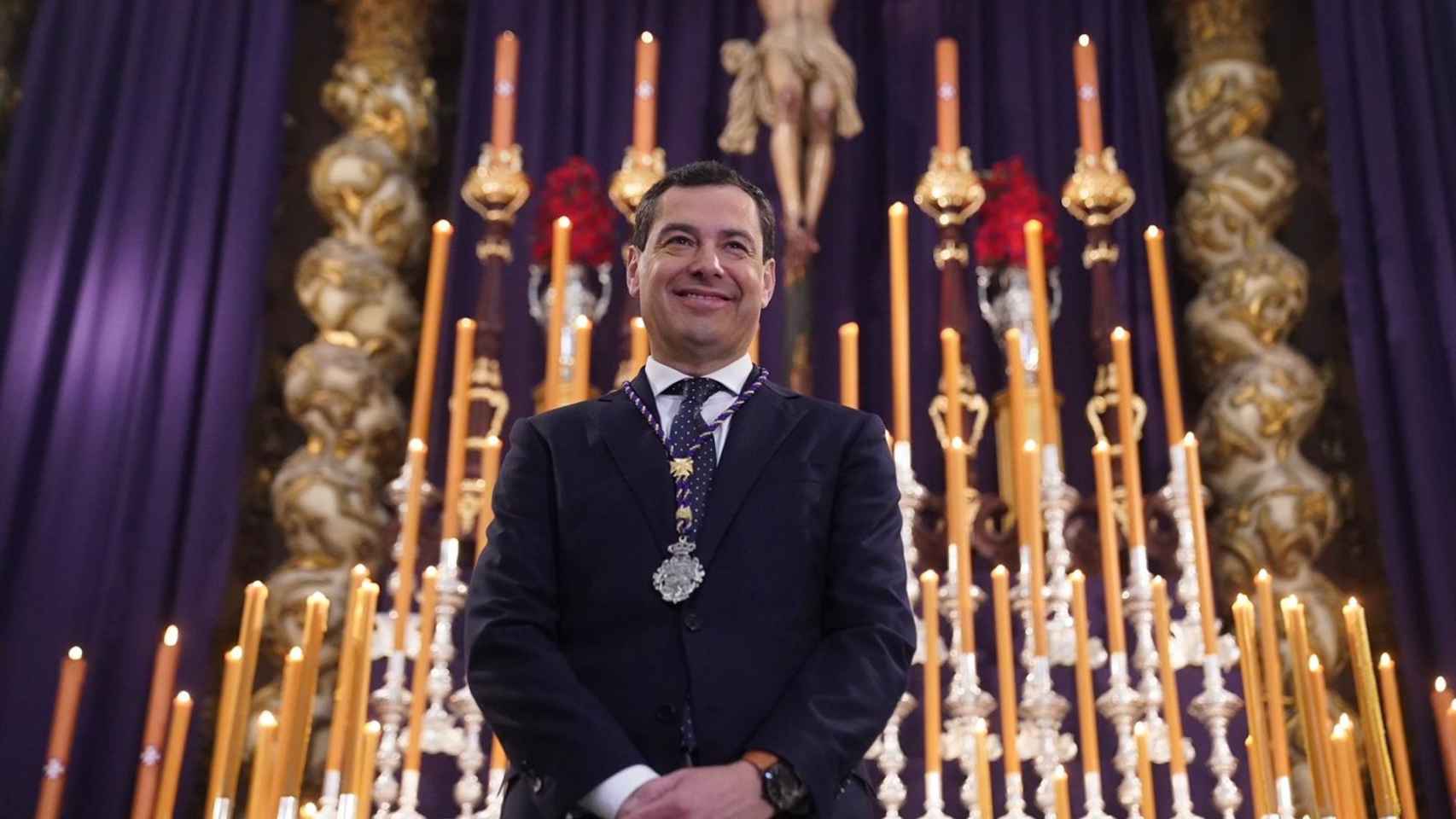 El presidente de la Junta de Andalucía, Juanma Moreno, en la imposición de la medalla como Hermano Distinguido de las Reales Cofradías Fusionadas de Málaga.