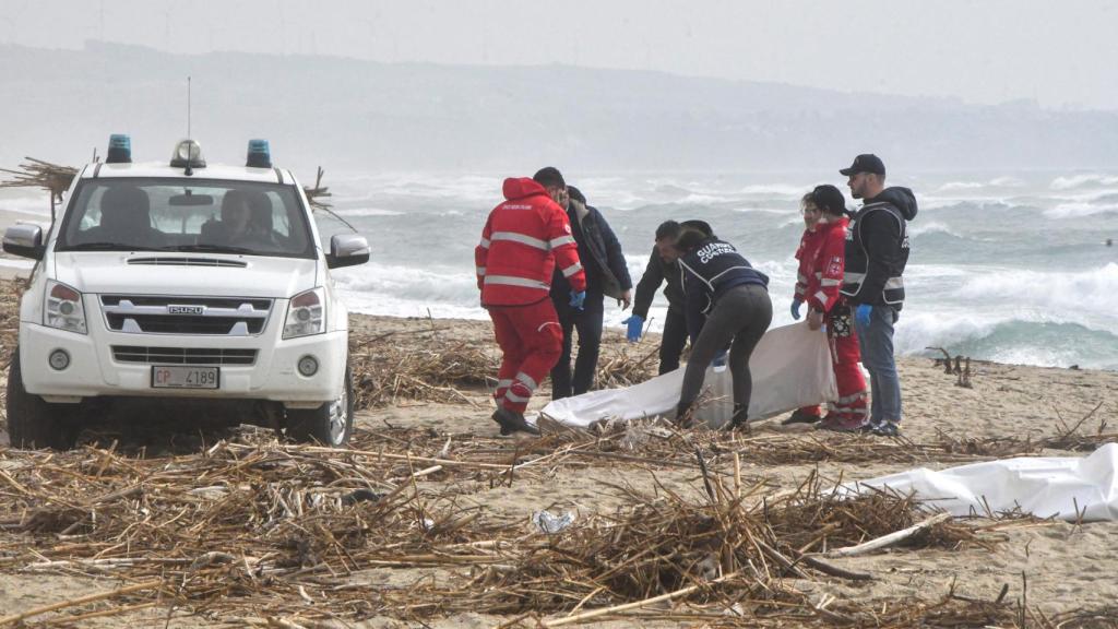 Los cuerpos de rescate italianos agrupan los cuerpos sin vida encontrados en el naufragio d euna embarcación frente a Cutro (Calabria).