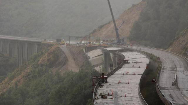 Operarios y grúas trabajan durante el desmontaje del viaducto de la A6.