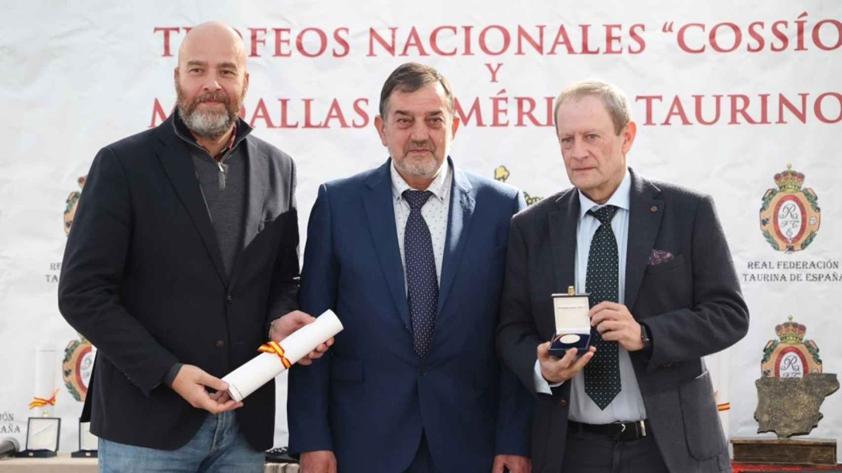 Martín Santoyo a la derecha, recogiendo el galardón junto al vicepresidente de la Real Federación y el director general del grupo televisivo, Jorge Losada, izquierda.