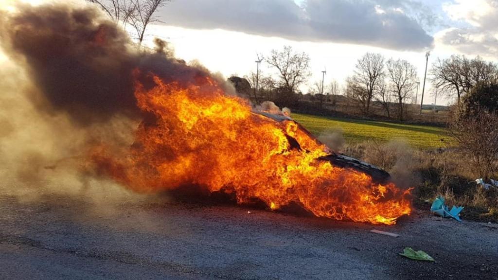 El vehículo ardiendo en Burgos.