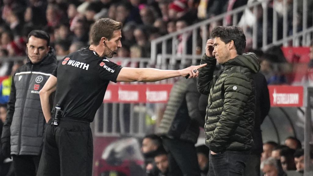 Rubi, entrenador del Almería, junto al colegiado Pizarro Gómez