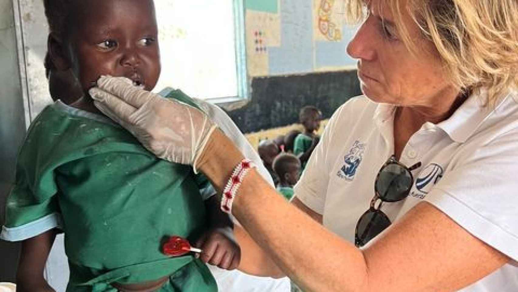 Ana Sendagorta curando a un niño turkano en Kenia