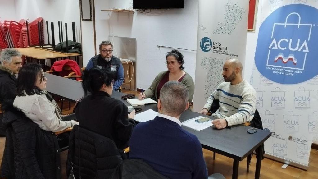 Reunión de Podemos con los comerciantes de La Florida.