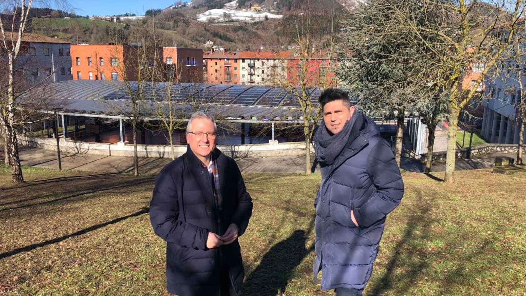 El diputado de Medio Ambiente de Gipuzkoa, José Ignacio Asensio, y el alcalde de Zumarraga, Mikel Serrano, delante de una de las instalaciones de placas solares de la TEK de Zumarraga.