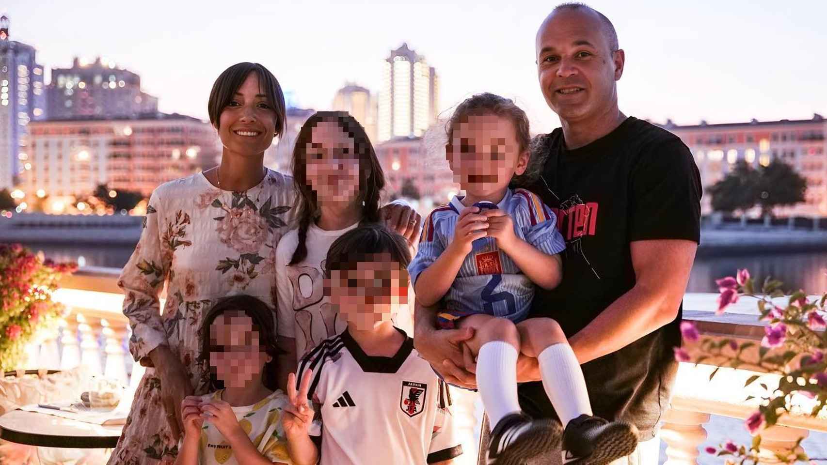 Andrés Iniesta, Anna Ortiz y cuatro de sus cinco hijos en una imagen de sus redes sociales.