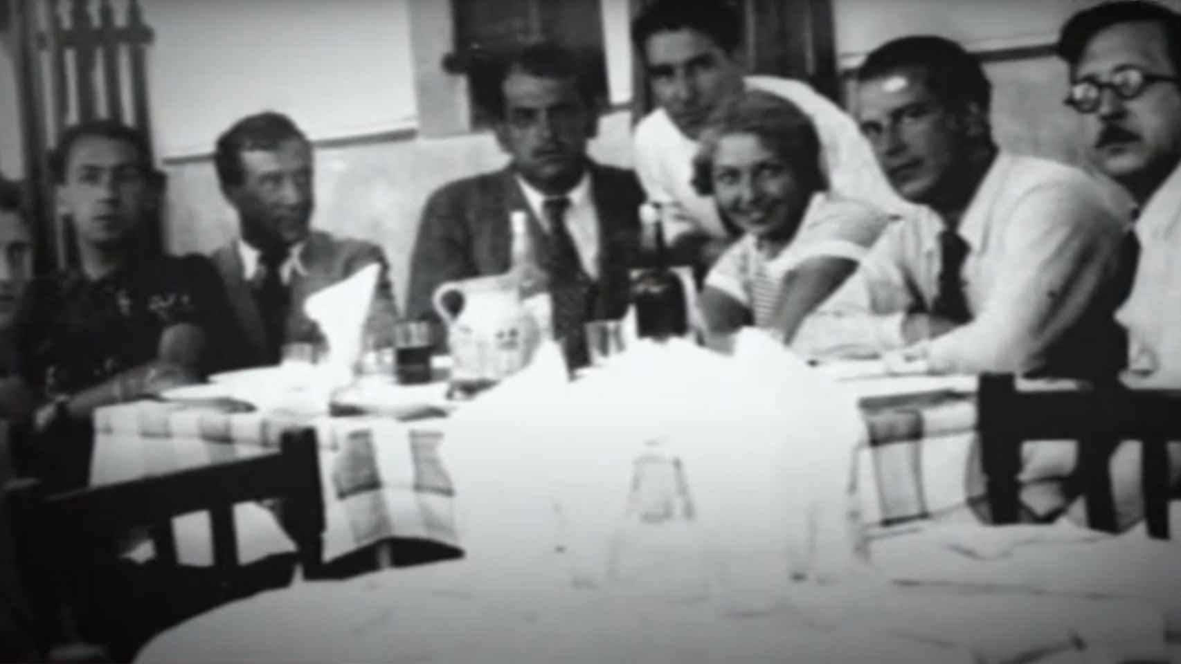 Luis Buñuel (centro) junto a Rafael Alberti y María Teresa León, entre otros, en Venta de Aires.