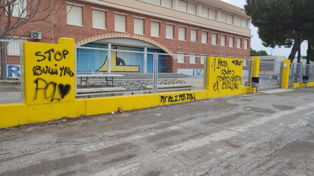 Pintadas en el instituto donde estudia Pol.