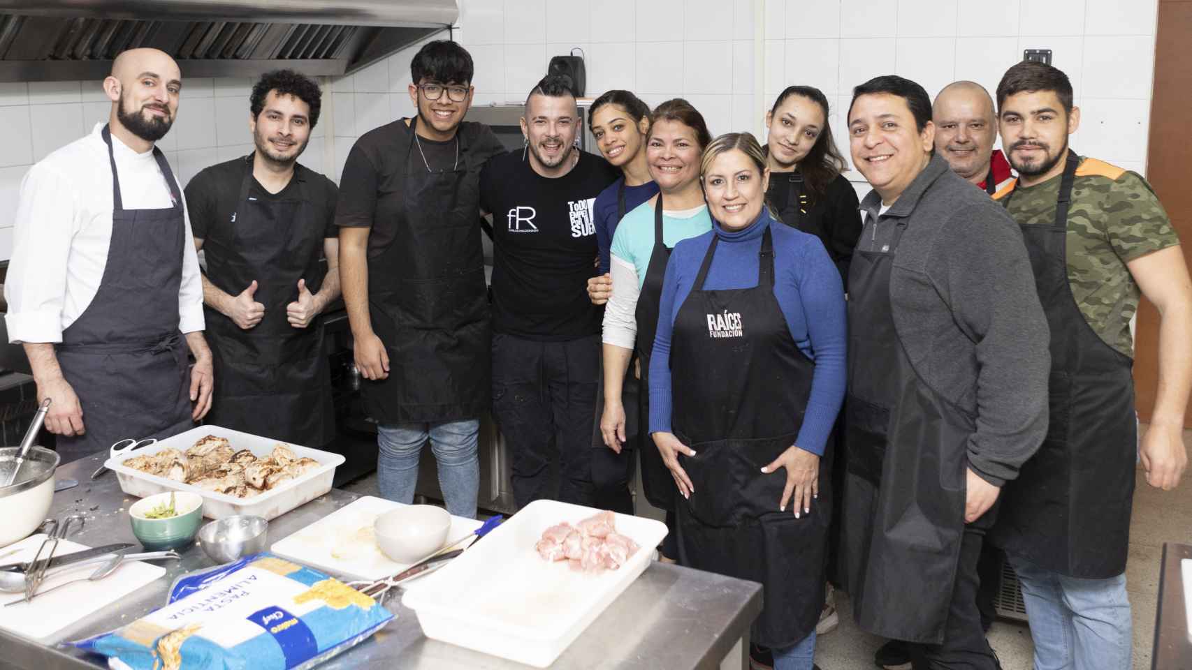 Carlos Maldonado, con algunos alumnos de la escuela y el jefe de cocina.