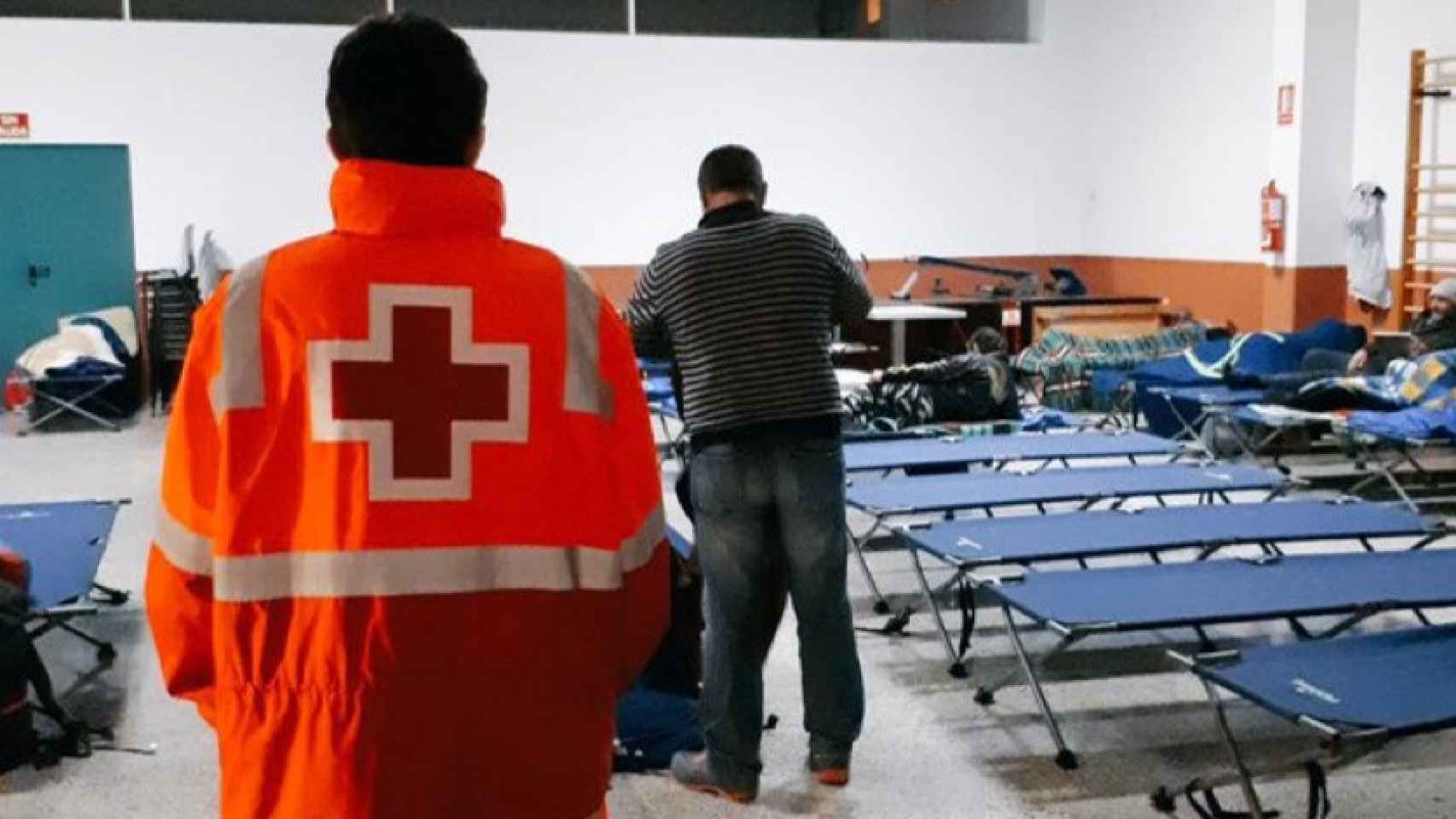 Preparación de las nuevas plazas en el CAI, con personal de Cruz Roja.