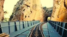 Este puente de acero del Mascarat es uno de los tres que no soportaría el peso de los nuevos trenes.