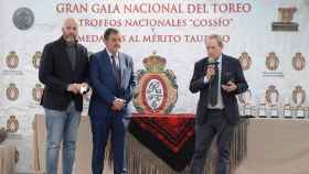 Santoyo recogiendo el premio de la Real Federación Taurina de España en la Gran Gala del Toreo