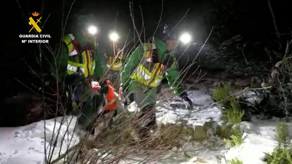 El momento en el que los agentes de la Guardia Civil rescataron el cuerpo del montañero.