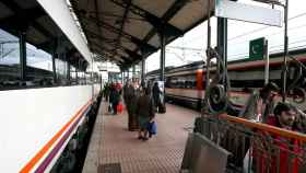 Viajeros en la estación de ferrocarril de Valladolid