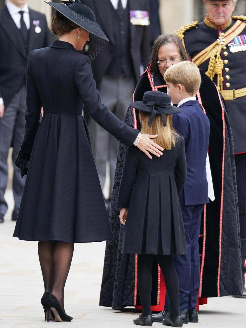 Los príncipes Charlotte y George, en el funeral de la reina Isabel II.