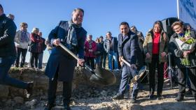 El presidente de Castilla-La Mancha, Emiliano García-Page, coloca, en Mejorada (Toledo), la primera piedra de la residencia de mayores de la localidad.