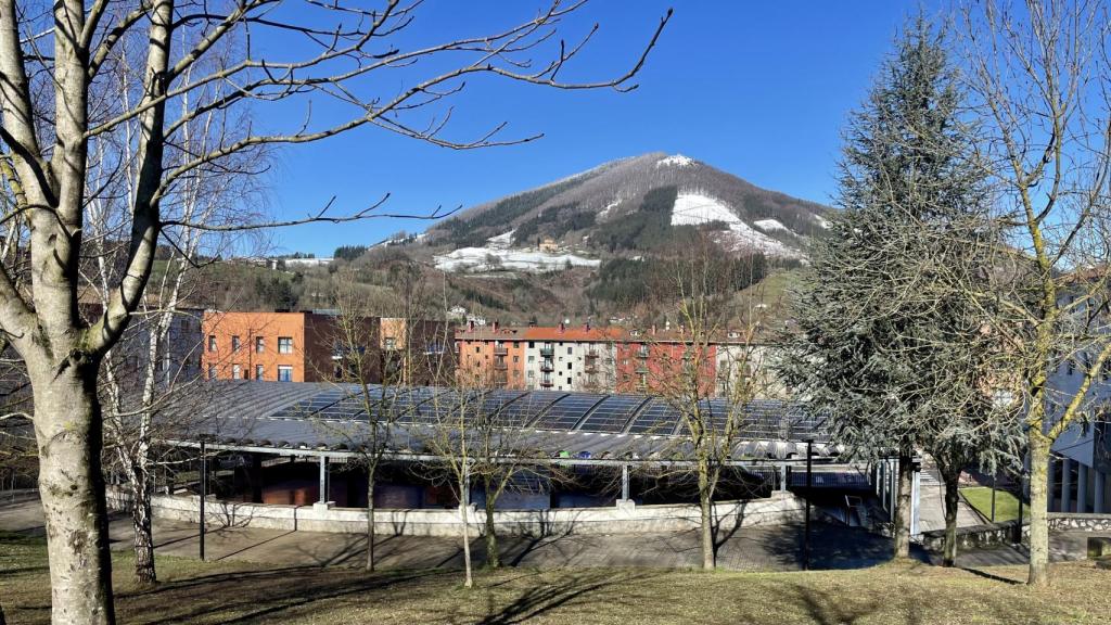 Imagen de una de las cubiertas municipales cedidas para instalar parte de los paneles solares de la TEK de Zumarraga.