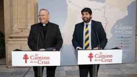 El obispo de la Diócesis de Cartagena, José Manuel Lorca Planes, y el presidente de la Región de Murcia, Fernando López Miras, presentando en 2019 un proyecto para promover ‘El Camino de la Cruz’.