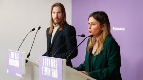 Los portavoces de Podemos Pablo Fernández y Alejandra Jacinto, este lunes en la sede del partido en Madrid.