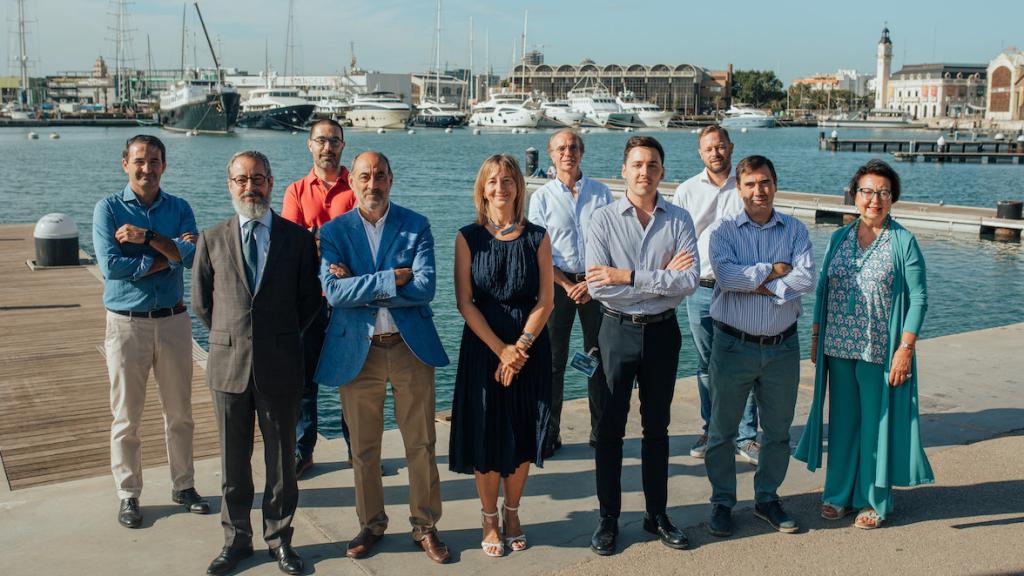 Junta directiva de BIGBAN junto a la presidenta, Victoria Majadas (centro de la imagen) en la Marina de Valencia.