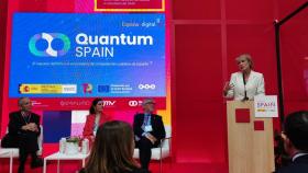 De derecha a izquierda: Carme Artigas (SEDIA), Mateo Valero (BSC-CNS) y Alba Cervera (Quantum Spain) en MWC 2023.