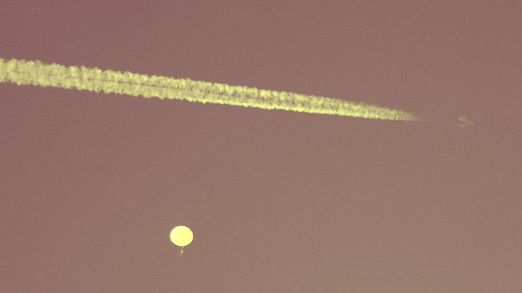 Imagen de archivo. Un avión vuela junto a un presunto globo espía chino mientras flota frente a la costa de Carolina del Sur.