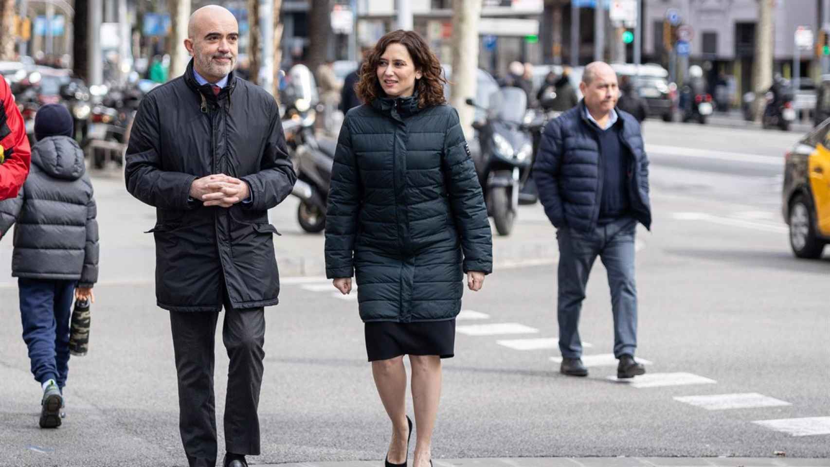 El candidato del PP a la Alcaldía de Barcelona, Daniel Sirera y la presidenta de la Comunidad de Madrid, Isabel Díaz Ayuso, a su llegada a un almuerzo-coloquio, en el Círculo Ecuestre,.