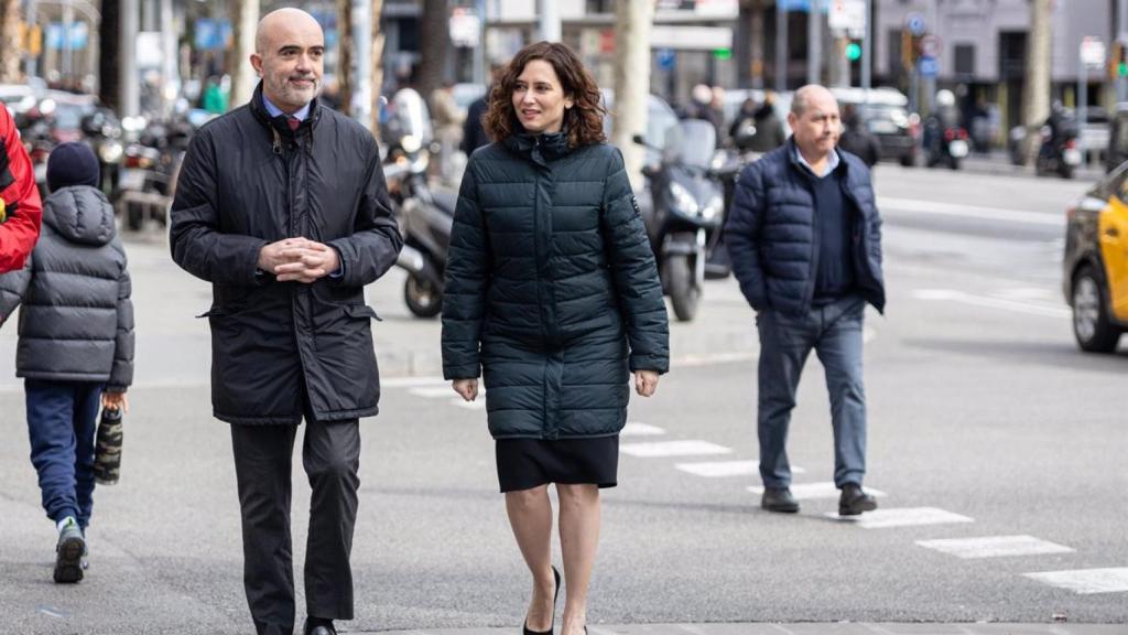 El candidato del PP a la Alcaldía de Barcelona, Daniel Sirera y la presidenta de la Comunidad de Madrid, Isabel Díaz Ayuso, a su llegada a un almuerzo-coloquio, en el Círculo Ecuestre,.