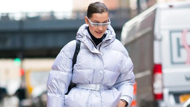 Bella Hadid con un abrigo de plumas