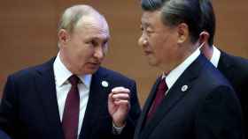 El presidente ruso, Vladimir Putin, habla con el presidente chino, Xi Jinping, antes de una reunión de formato extendido de los jefes de los estados miembros de la cumbre de la Organización de Cooperación de Shanghai en 2022.