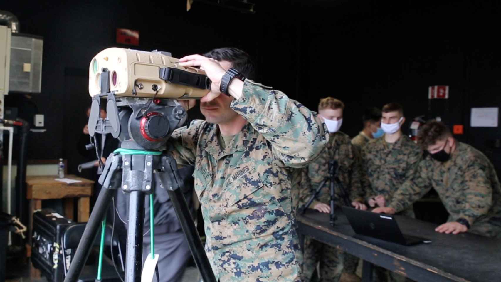 Marines probando el iluminador láser NGHTS