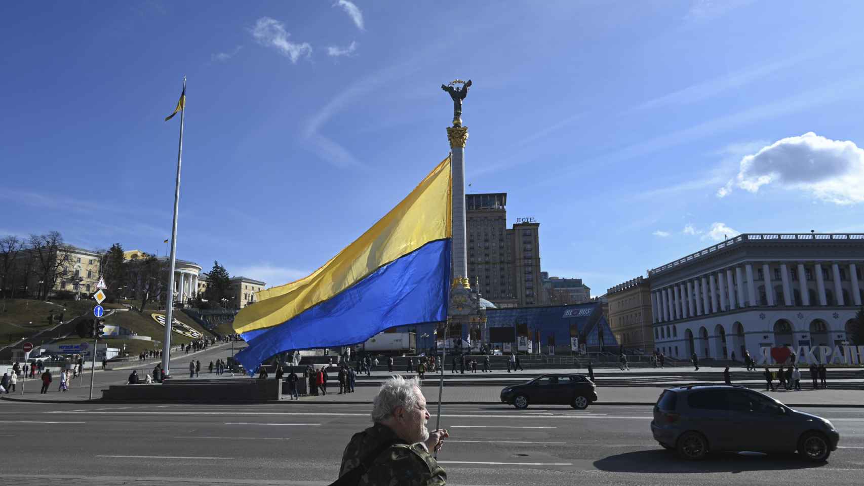 Una bandera de Ucrania en la Plaza de la Independencia (Maidán) de Kiev.