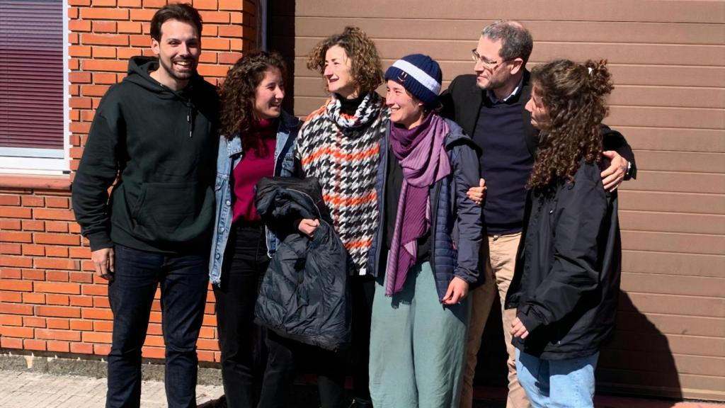 Ana Baneira junto a su familia, tras su llegada a Galicia.