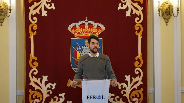 Julián Reina esta mañana dando cuenta de los asuntos tratados en la junta de gobierno local