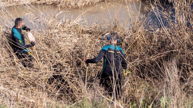 Agentes buscan pruebas en un lugar cercano al descampado donde fue hallada la menor fallecida.