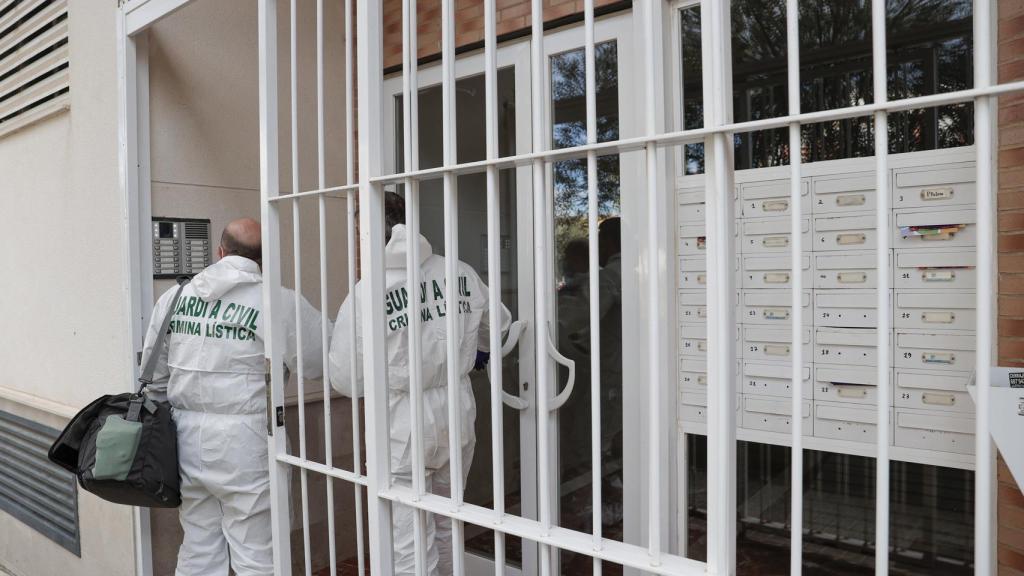 Los investigadores de la Guardia Civil acceden a la vivienda de Vilamarxant.