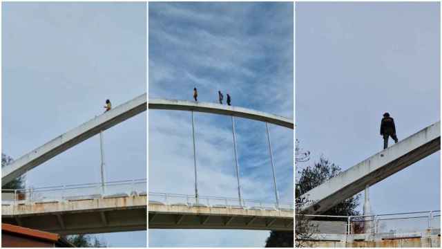 Imágenes de los jóvenes atravesando la pasarela de Outariz por los arcos.