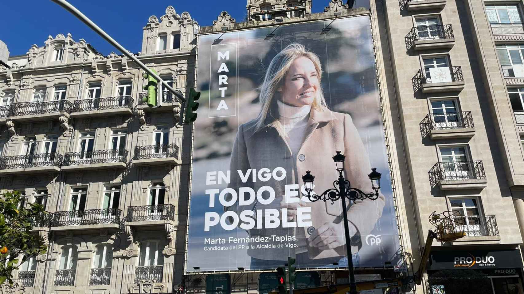 Lona con la campaña de Marta Fernández-Tapias, candidata del PP a la alcaldía de Vigo.