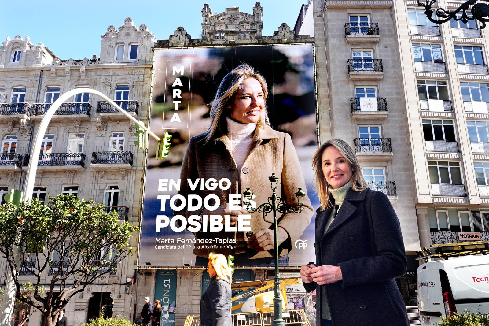 Marta Fernández-Tapias junto a la gran pancarta con su candidatura a la alcaldía. Foto: PP de Vigo