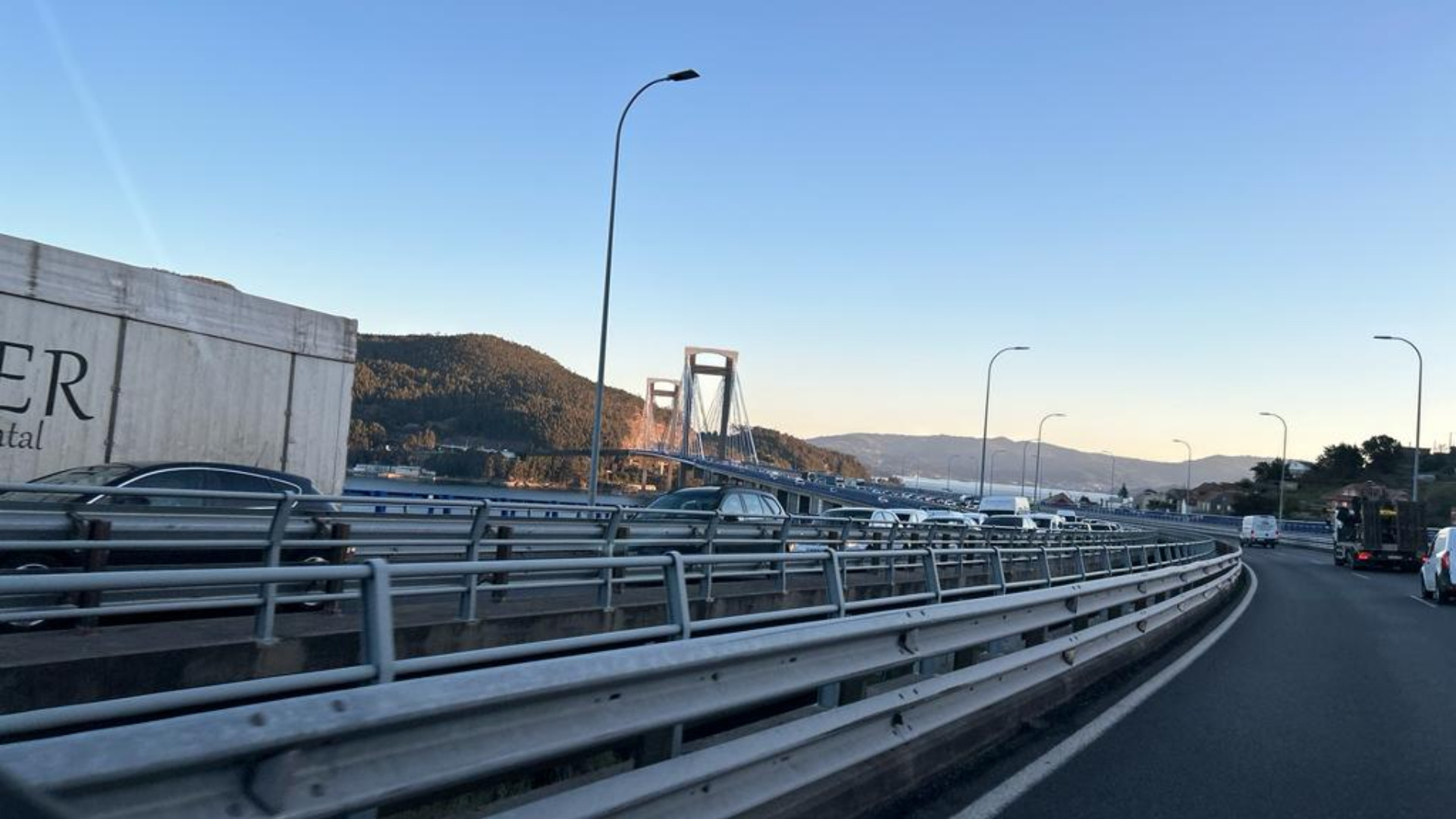 Imagen de las retenciones en el Puente de Rande. Foto: Cedida