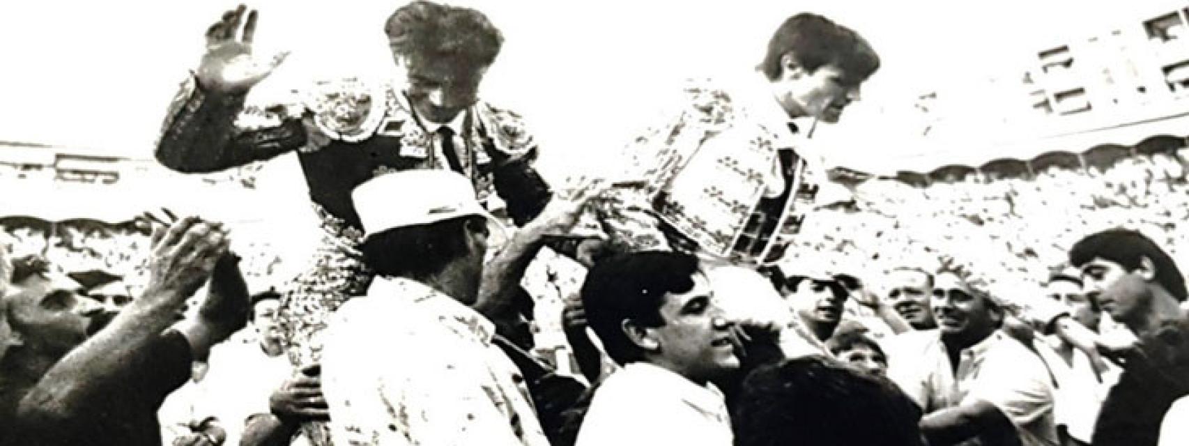 Roberto y Espartaco saliendo a hombros del coso de Linares en 1990
