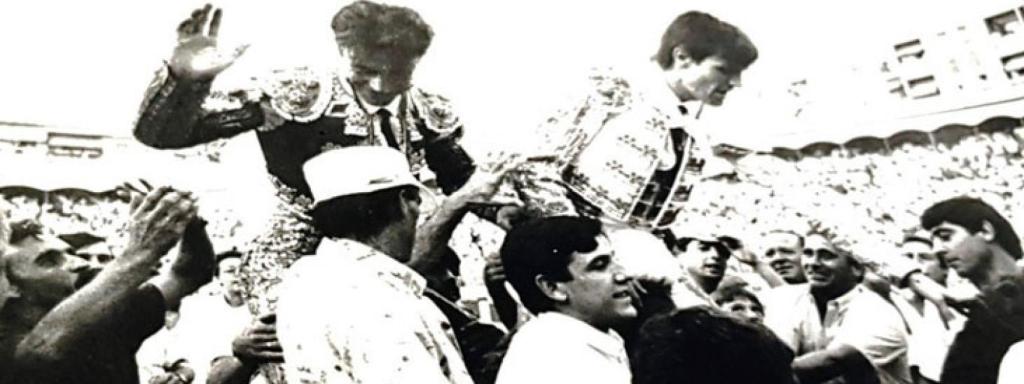 Roberto y Espartaco saliendo a hombros del coso de Linares en 1990