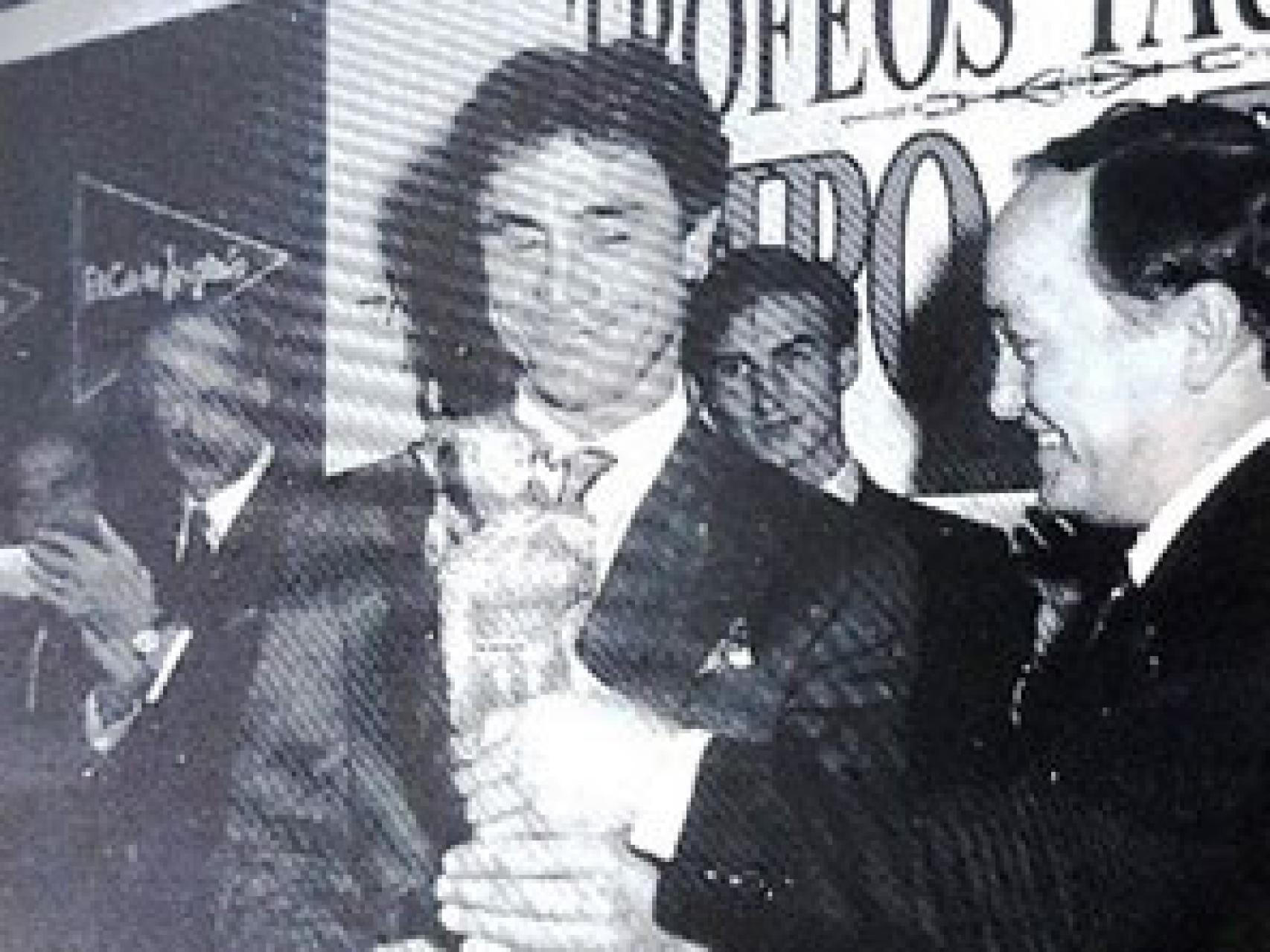 Roberto Domínguez recibiendo el trofeo de El Corte Inglés en el año de su retirada del toreo