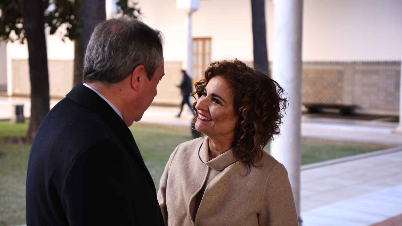 María Jesús Montero, ministra de Hacienda y Función Pública, charla con Juan Espadas, del PSOE de Andalucía, en Sevilla.