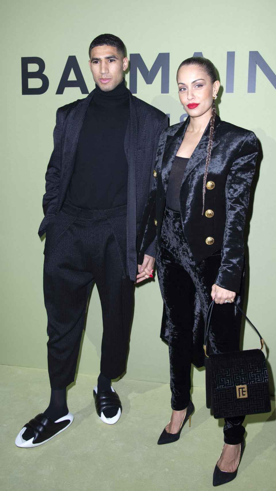 Hiba Abouk y Achraf Hakimi, invitados en el desfile de Balmain en Paris Fashion Week en marzo del año pasado.