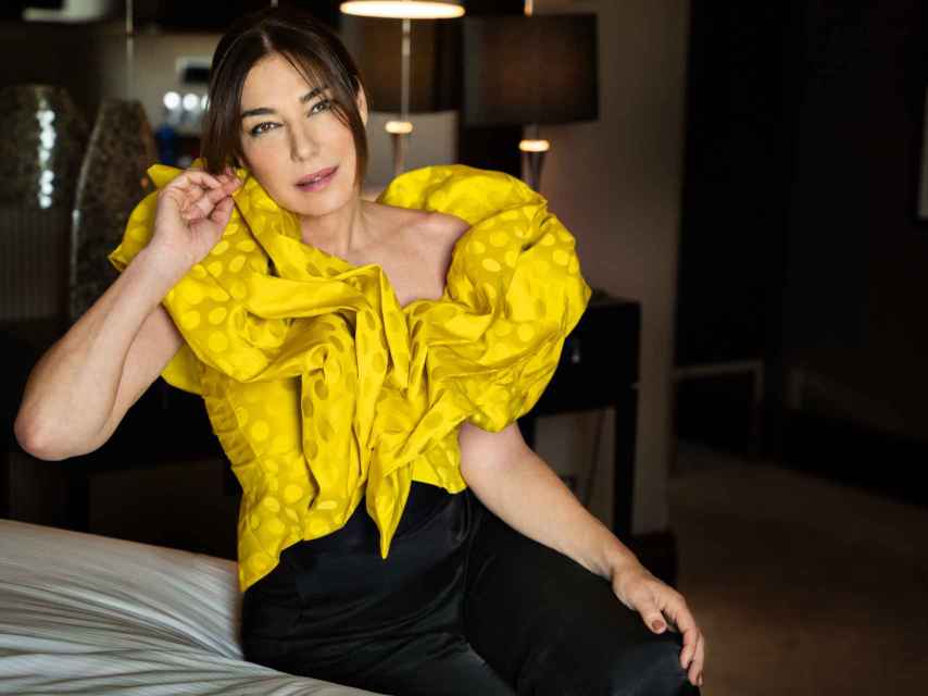 Raquel Revuelta con blusa amarilla de la colección de Raquel Bollo y pantalón negro de Larenna.