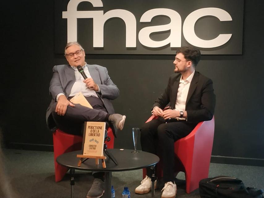 El escritor Juan Manuel de Prada interviene durante la presentación de 'Perictione o De la libertad', el pasado 8 de febrero en la Fnac de Callao.