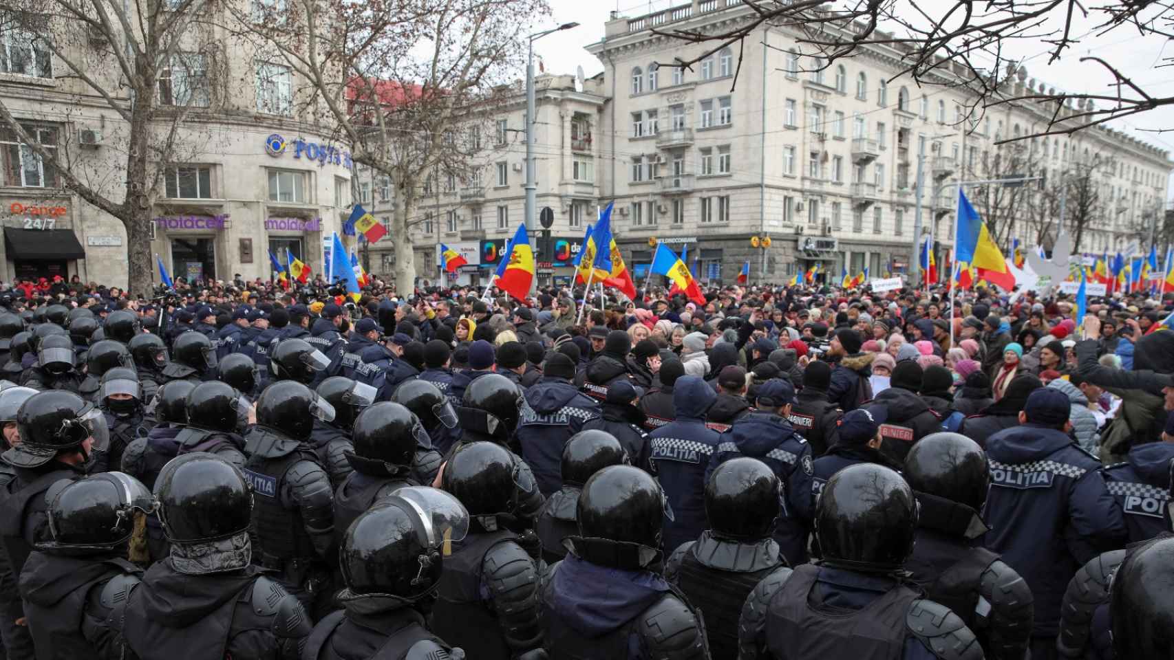Ciudadanos de Moldavia se manifiestan en la capital, Chisinau.