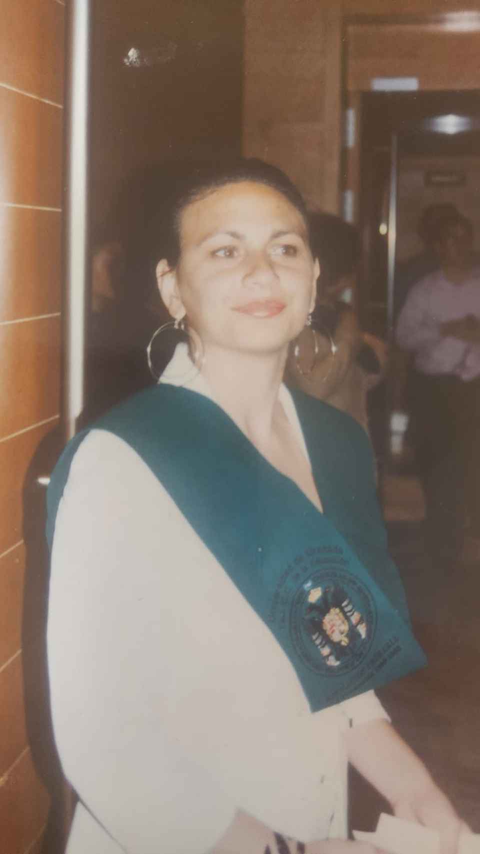 Carmen Fernández Molina, tras obtener la carrera de Magisterio de Primaria en la Universidad de Granada.