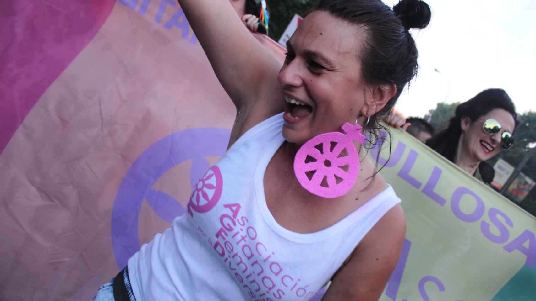 Gitanas feministas participando en la Manifestación del Orgullo.
